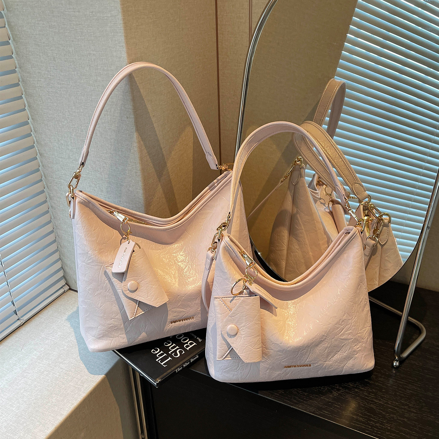 艾米兔女包2026新款潮流洋气百搭简约质感纯色设计通勤单肩斜挎包