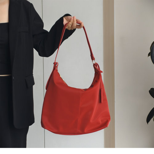 新款包包红色水桶托特包女大容量通勤单肩包喜庆婚包拉链腋下包潮