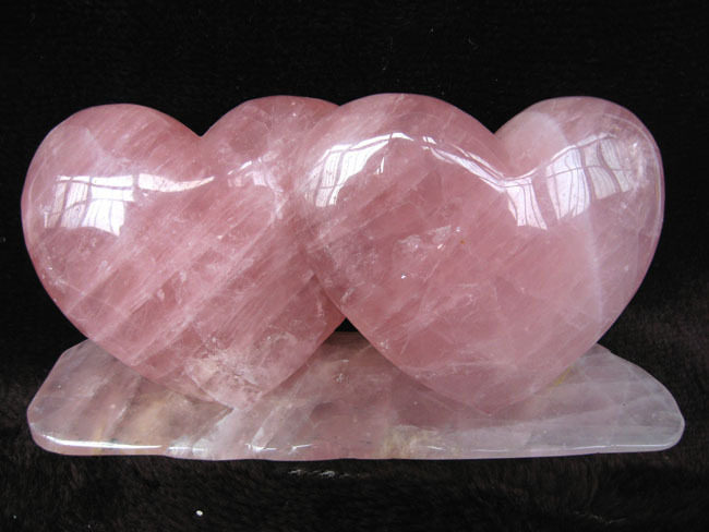 天然粉水晶心摆件，粉晶心心相印雕刻品手工雕刻