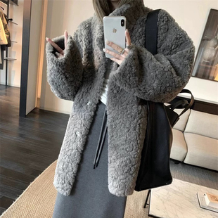 中长款皮毛一体外套女2025年冬季宽松羊羔毛环保毛皮草上衣毛领