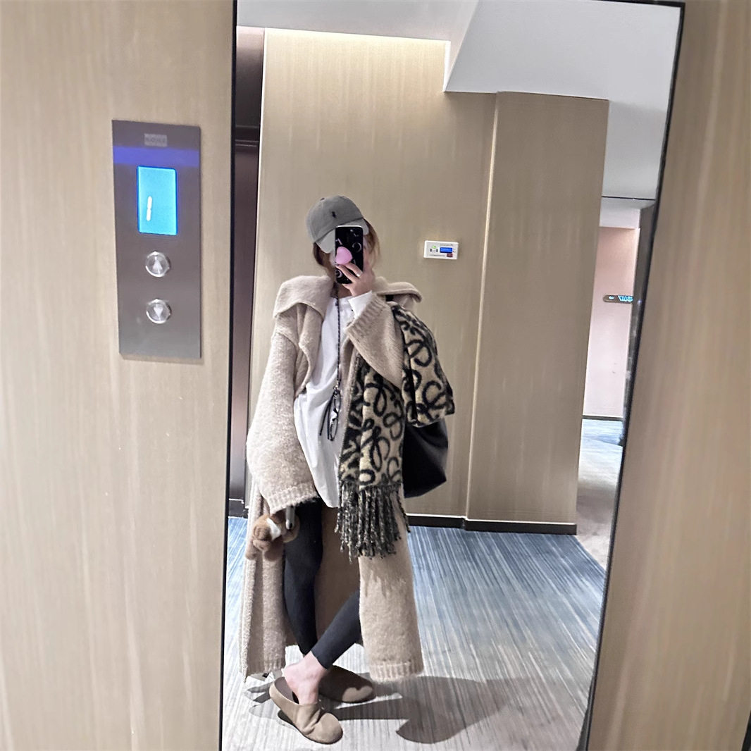 慵懒风中长款宽松羊毛针织开衫女松弛感大翻领粗针加厚毛衣外套