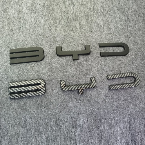 比亚迪ATTO3黑化前车标BYD英文标