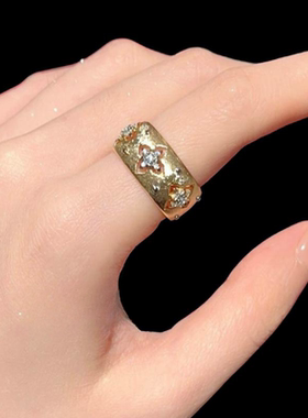 织纹雕金雪花宝石戒指 古董感 镀18K金 弧形拉丝花朵锆石戒指叠戴