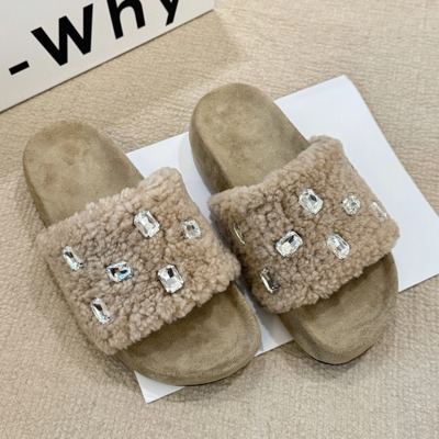 网红时尚厚底毛毛拖鞋女外穿2025年新款保暖羊羔毛水钻一字棉拖鞋
