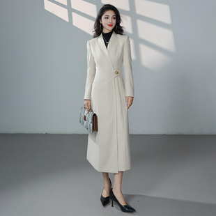 白色职业连衣裙女2026新款气质女神西装裙时尚美容院前台工作裙子