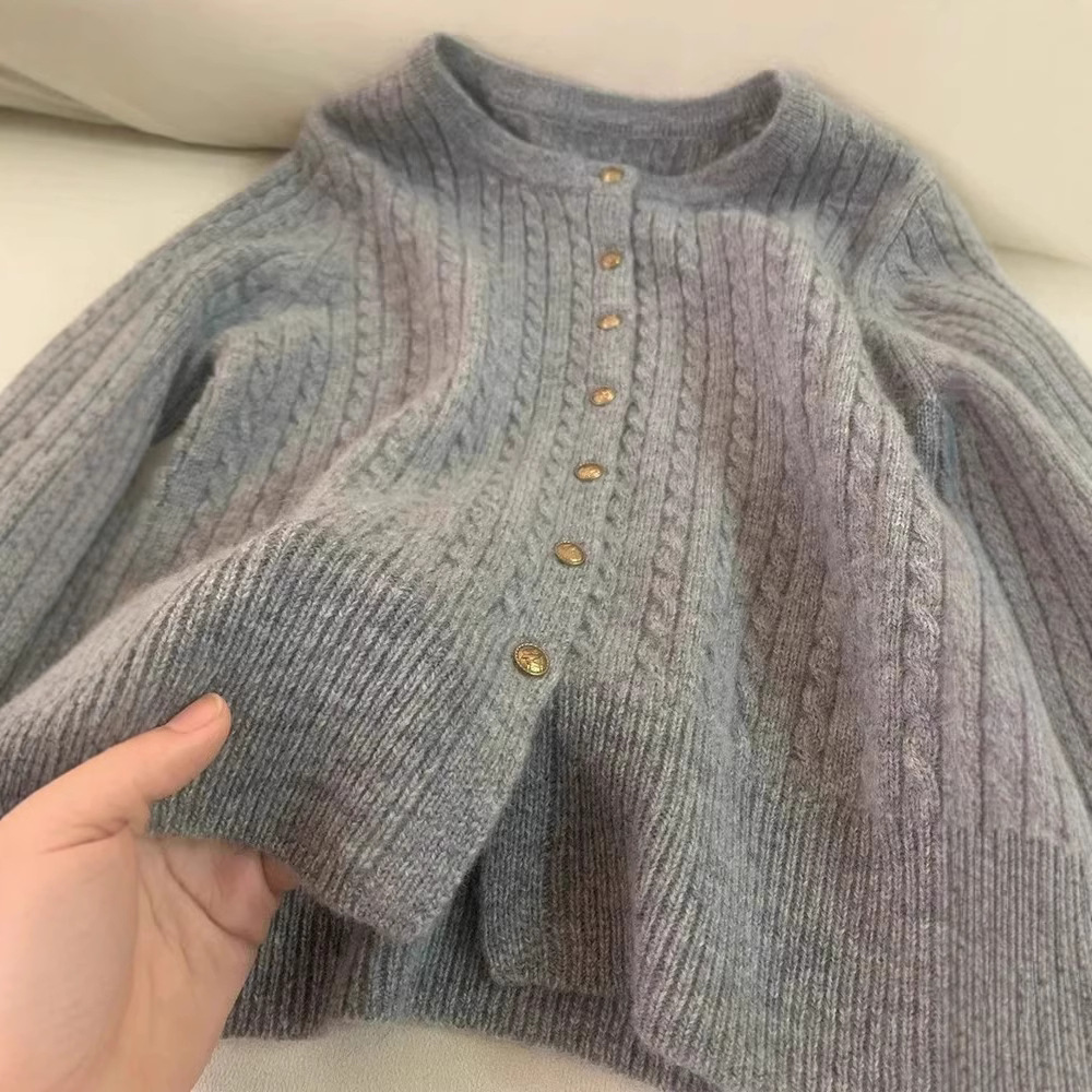 清河县众赢羊绒制品有限公司秋冬新款灰色麻花小金扣针织开衫羊毛