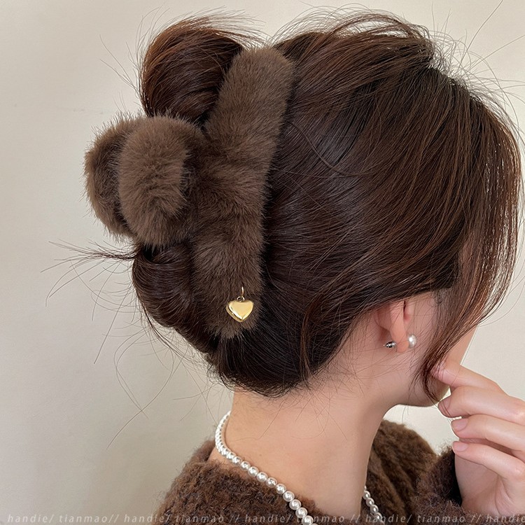 大号毛绒抓夹秋冬2025新款发夹女后脑勺高级感鲨鱼夹毛毛发抓头饰