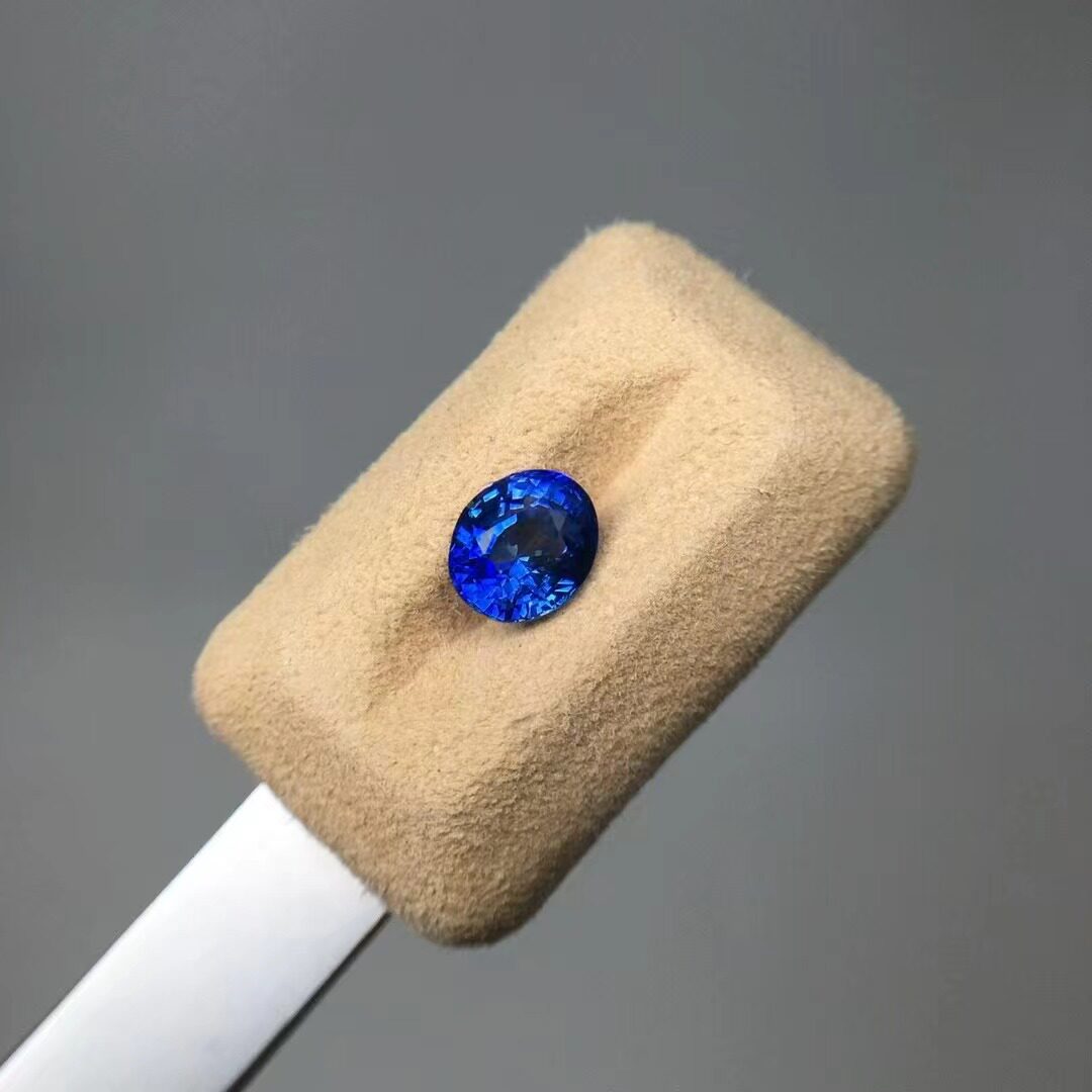 新品天然蓝色宝石皇家蓝裸石椭圆形切割高光泽珠宝定制正品保证