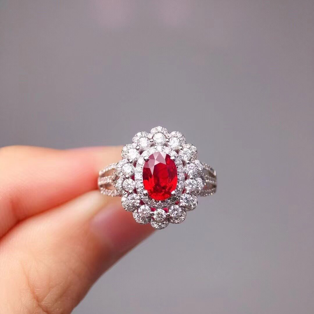 现货精品缅甸18K天然鸽血红宝石戒指女镶钻椭圆形花环式高档轻奢