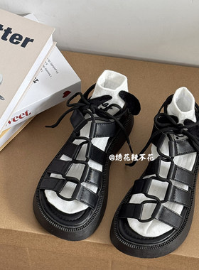原宿风2026年夏季黑色绑带松糕女凉鞋罗马露指网红平底女鞋子皮质