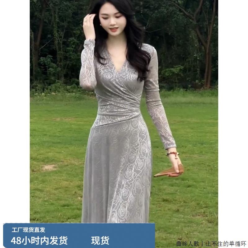 巨好看的早秋裙子轻奢法式高端独特漂亮气质掐腰灰色丝绒连衣裙女
