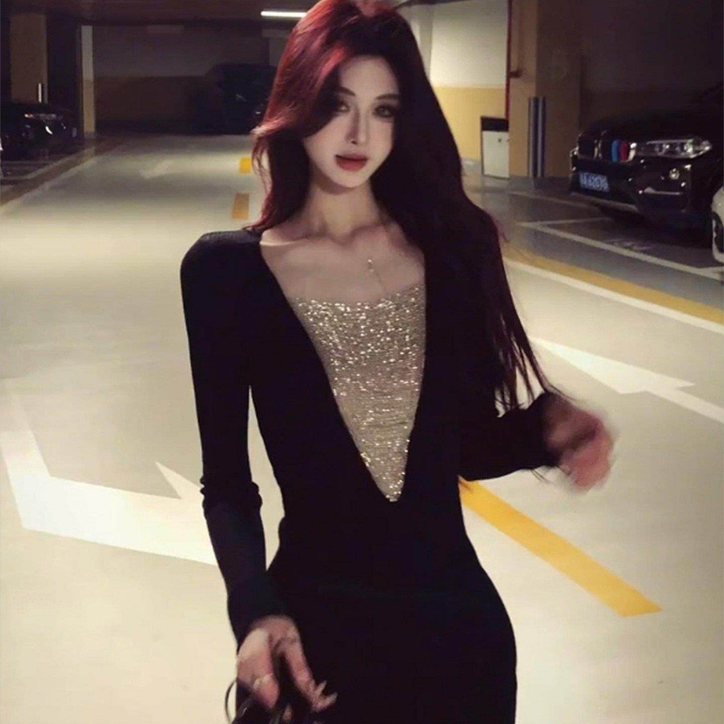 黑色v领链条针织连衣裙女秋冬内搭性感纯欲紧身名媛打底包臀短裙