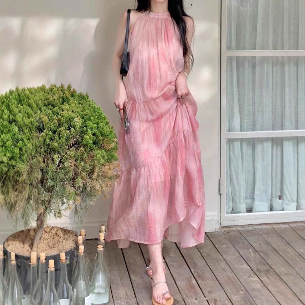 法式绝美挂脖连衣裙女夏季中长裙小个子粉色独特无袖海边扎染裙子