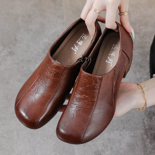 复古真皮压花女鞋粗跟软底妈妈鞋