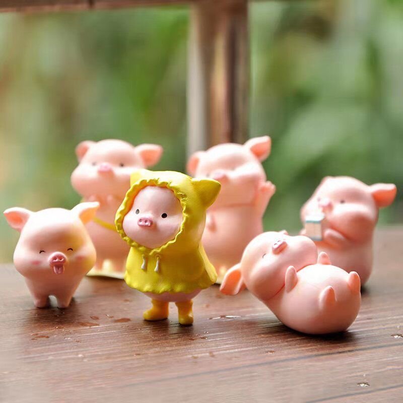 微景观摆件盲盒黄色雨衣小猪背书包玩偶可爱迷你公仔手办生日礼物