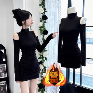 设计感小众辣妹露肩长袖 连衣裙女秋冬性感纯黑色半高领包臀短裙子