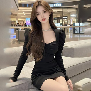 法式赫本风黑色方领长袖连衣裙女高冷气质女神范收腰显瘦包臀短裙