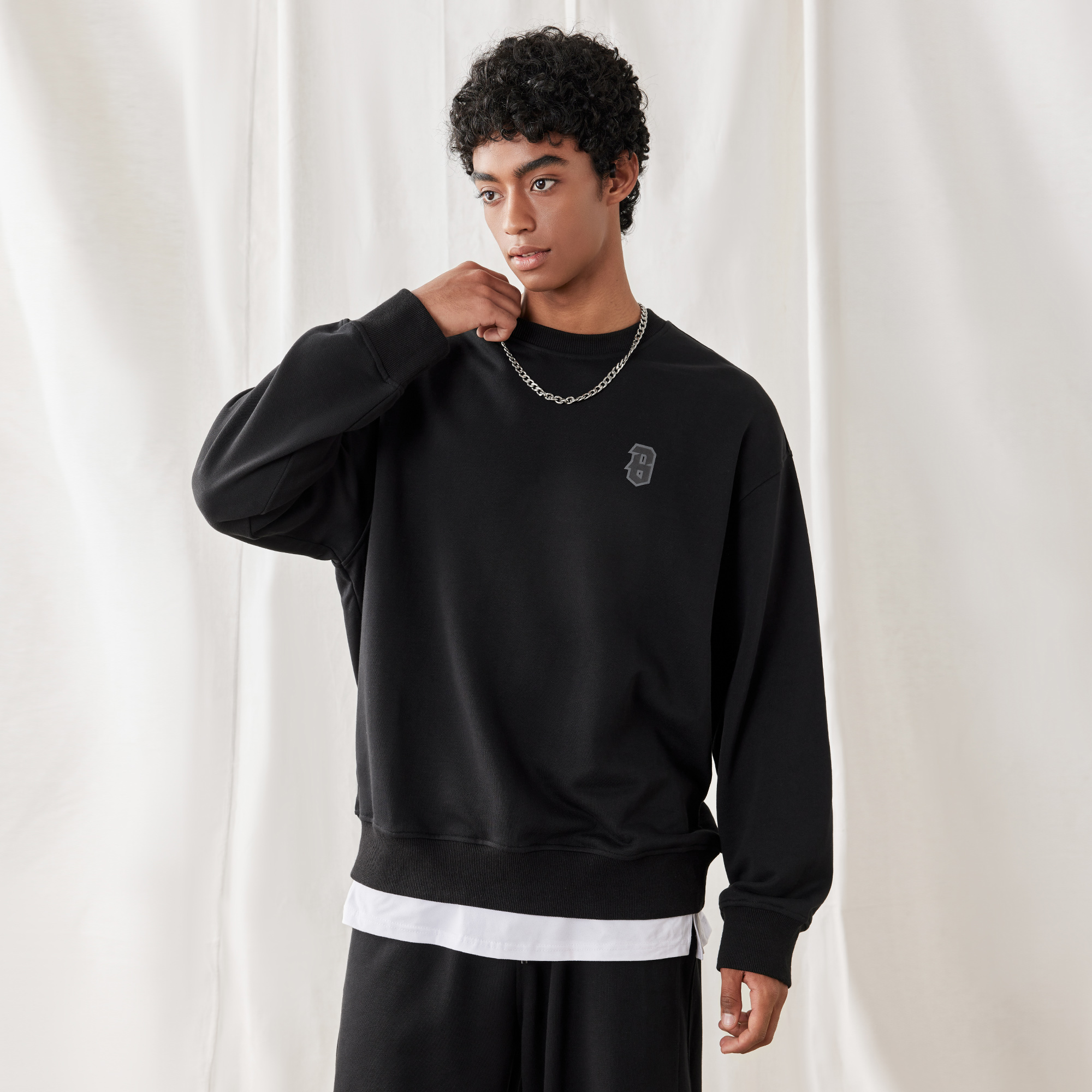 简约黑色圆领卫衣男宽松