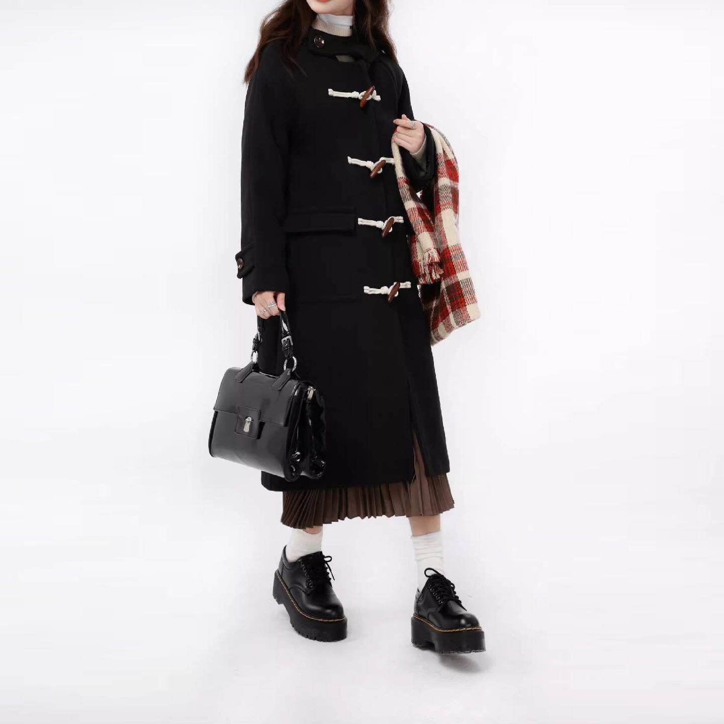 曼品质黑色牛角扣毛呢外套女设计感修身小个子2024冬新款中长款呢