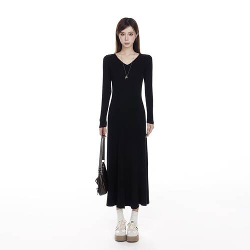黑色V领长袖连衣裙女2026春季新款小个子修身显瘦打底针织长裙
