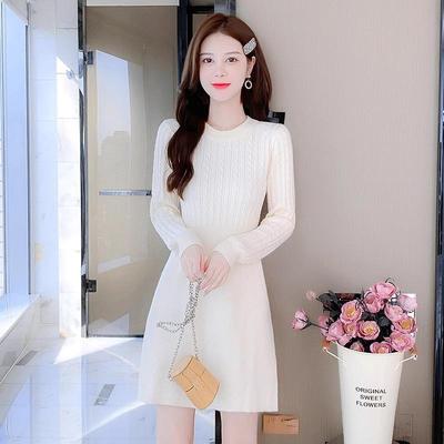 白色毛衣连衣裙针织配大衣内搭
