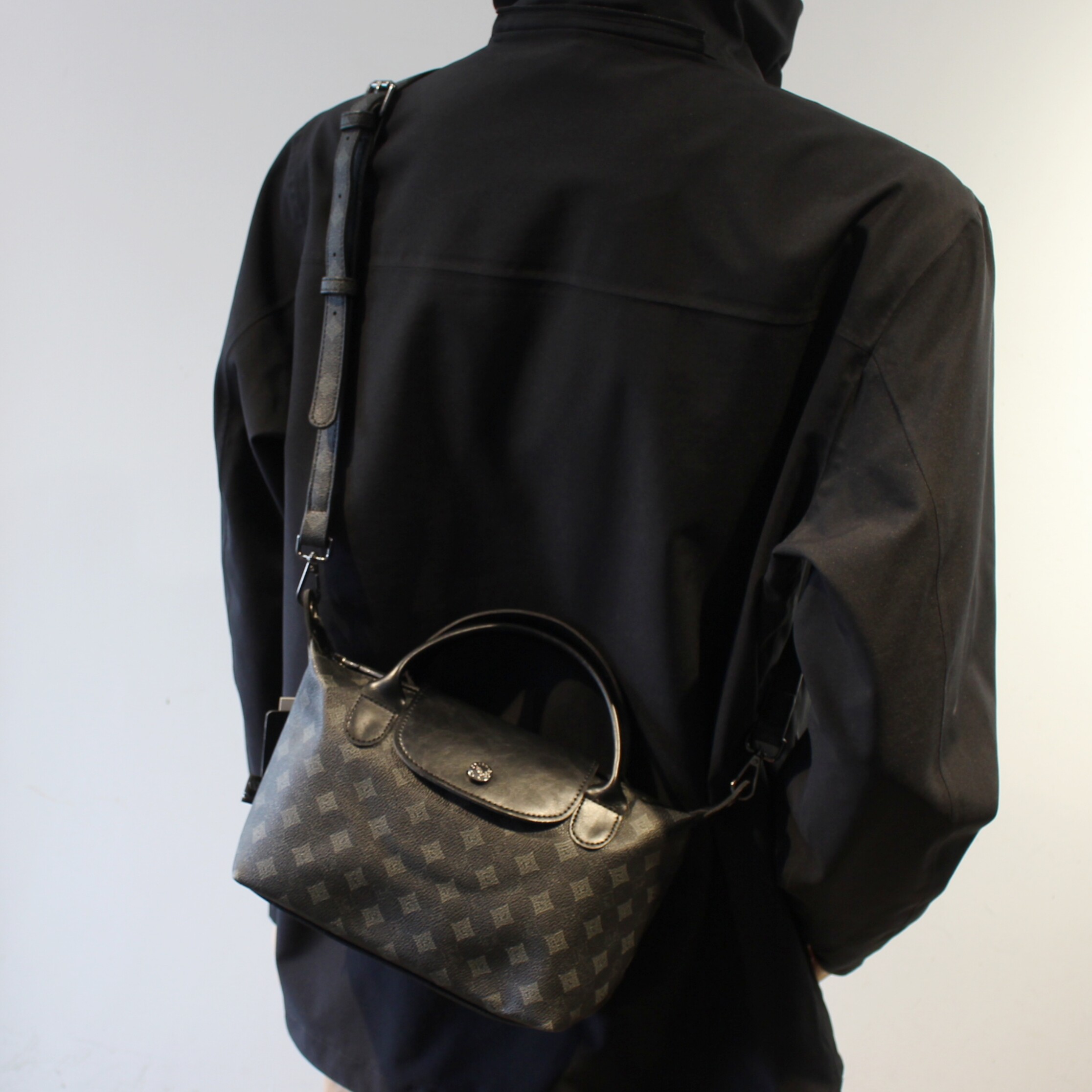 质感青年车缝线水饺形单肩包潮牌