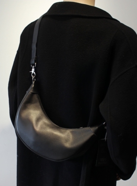 Three-Box潮牌月牙包男士斜挎包休闲百搭质感牛角包单肩手机包女