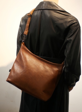 2026新款复古风软皮斜挎包男大容量休闲通勤单肩包松弛感hobo包女