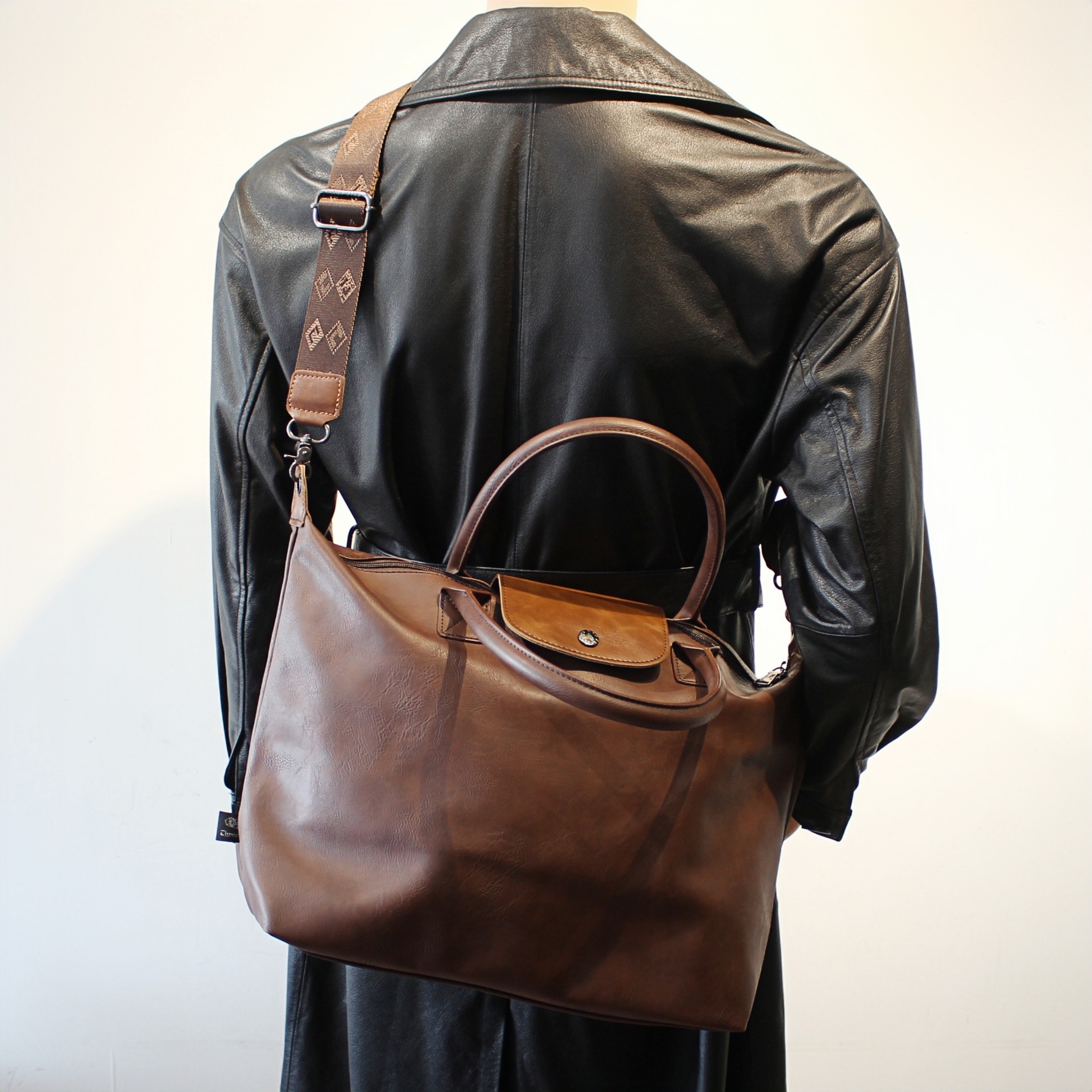 2026新款高级感男士斜挎包休闲百搭饺子包潮大容量健身包手提包女