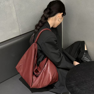 韩范软皮慵懒松弛感单肩手提腋下饺子包大容量通勤百搭潮包高级感