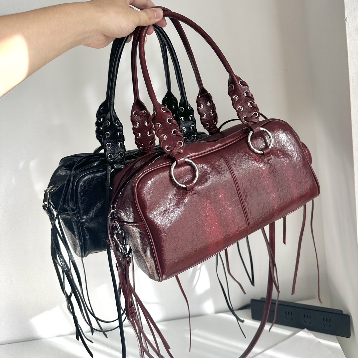 欧韩朋克风保龄球枕头包流苏设计