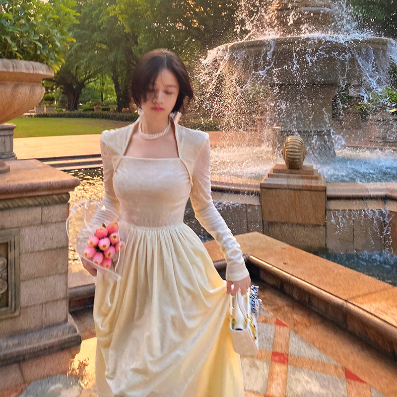 气质长裙金丝绒杏色收腰连衣裙女图片
