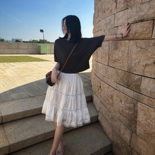 白色复古重工蕾丝拼接光泽感缎面A字半身裙高腰及膝中长款大摆裙