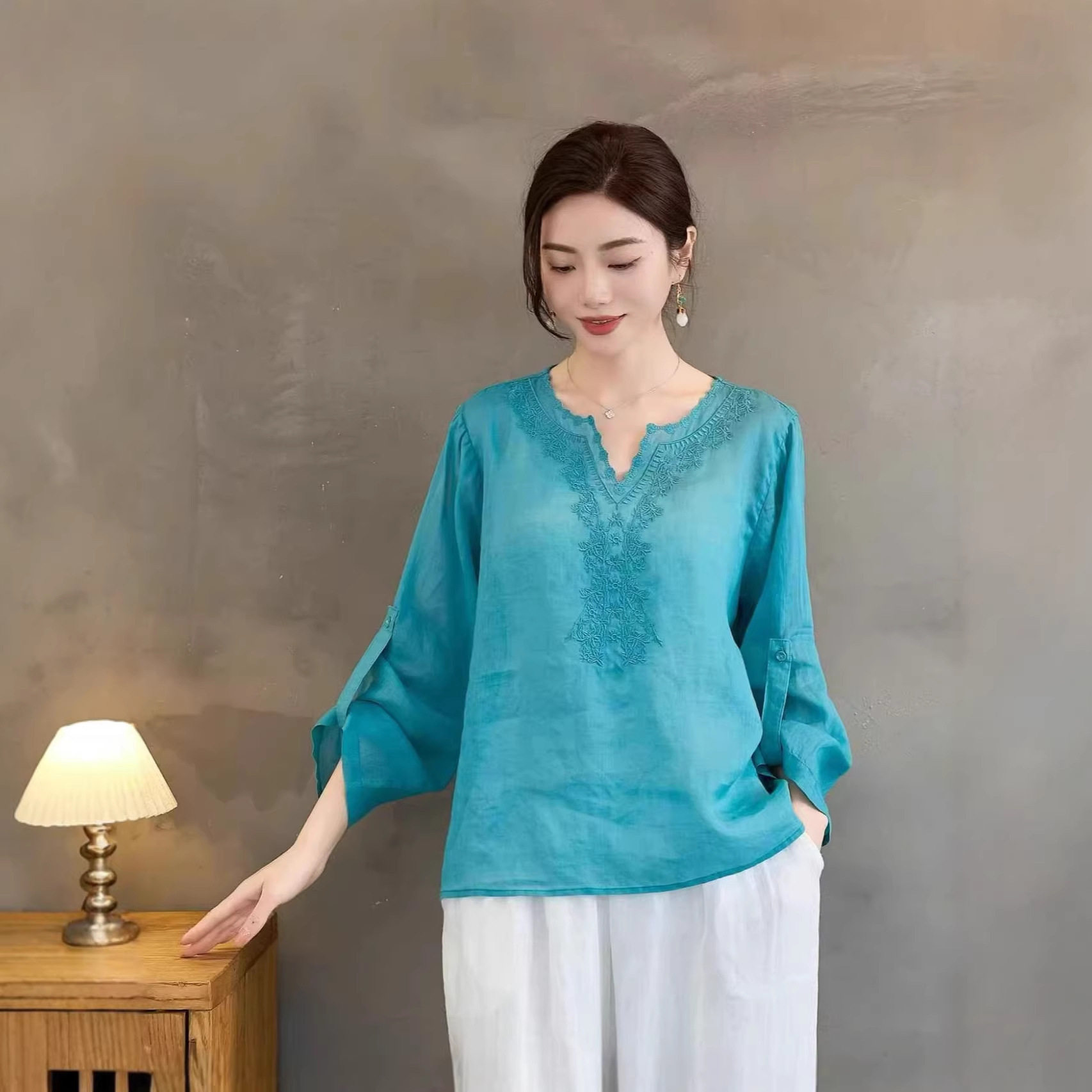 园园美衣夏季新款V领苎麻刺绣上衣宽松大码套头女装纯色防晒衫女