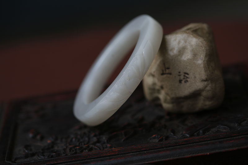 【一品青莲】天然和田玉青海料烟灰色雕荷花扁条手镯一枚54MM