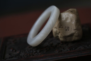 【一品青莲】天然和田玉青海料烟灰色雕荷花扁条手镯一枚54MM