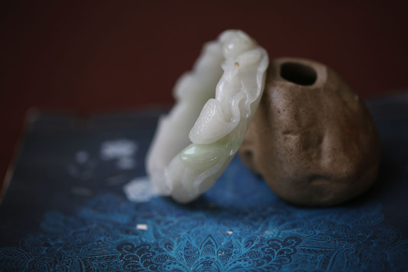【濯青莲而不妖】天然和田玉青海翠精雕荷花手镯一枚53MM【精品】