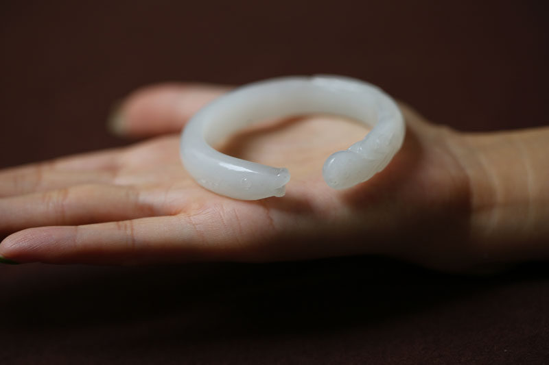 【莲笙鱼喜】天然和田白玉精雕鱼头莲蓬开口扁条手镯一枚50.5MM