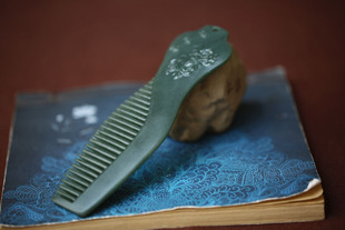 牡丹梳子一枚 旗袍 天然青玉精雕 精品 趁酒诗年华