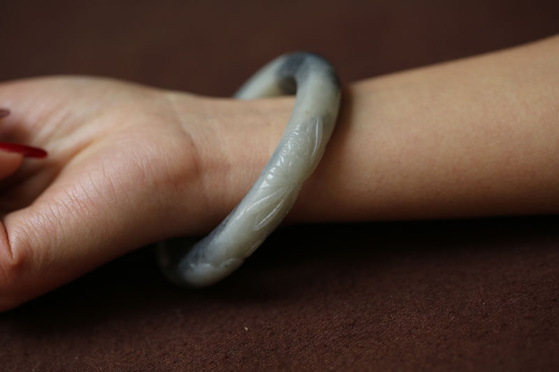 【心若莲花亦倾城】天然和田青花籽料精雕荷花镯一枚58MM藏品