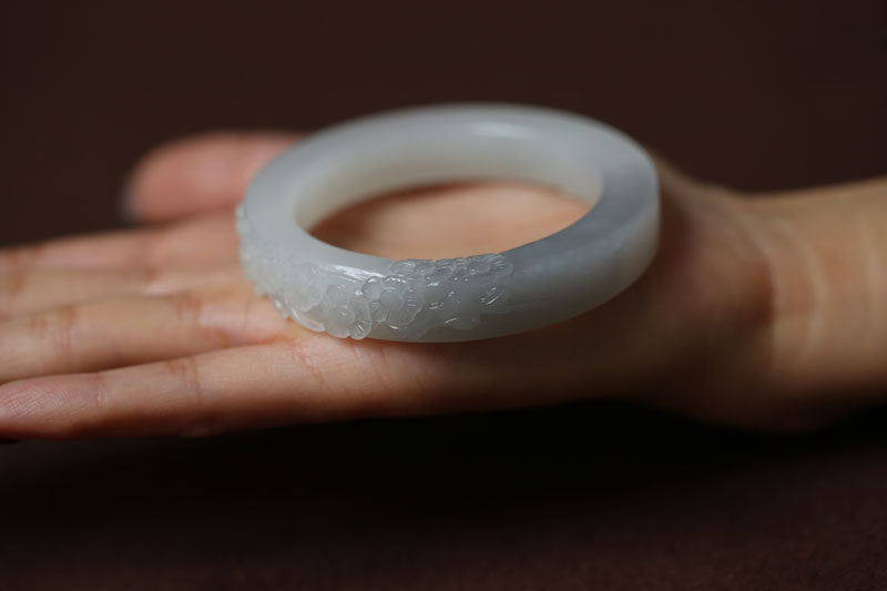【梅香四溢】天然和田玉烟灰紫白玉精雕梅花镯一枚52MM【收藏品】