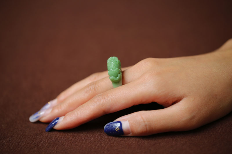 【长安月下】天然和田玉青海翠精雕牡丹戒指，扳指一枚 精品