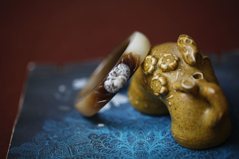 【白莲花】天然和田玉糖白料精雕荷花扁条手镯一枚51.5MM收藏品