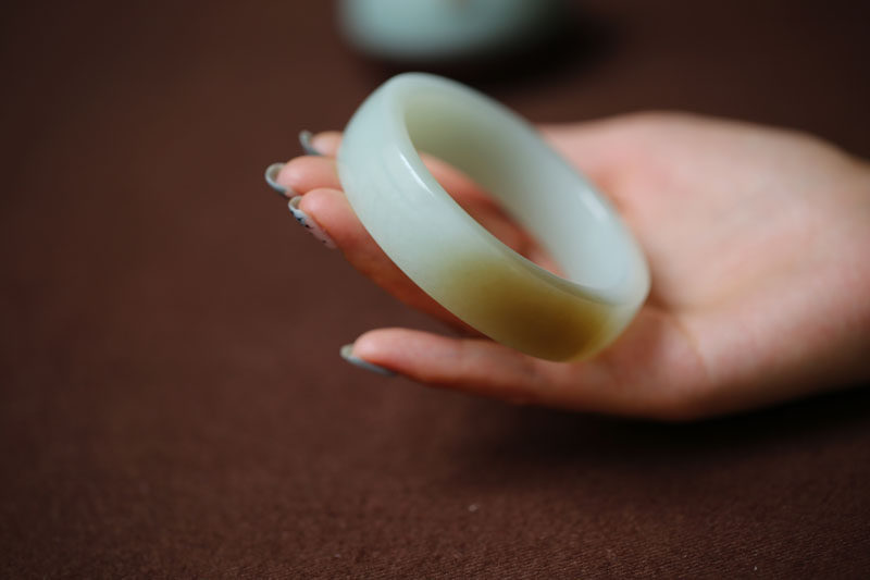 【阳春白雪】天然和田玉老俄料糖白玉厚装手镯一枚58收藏品