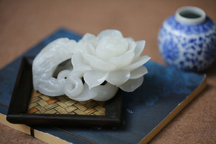 卧莲庐【一品青莲】天然新疆和田玉白玉两色山料精工手雕莲花摆件