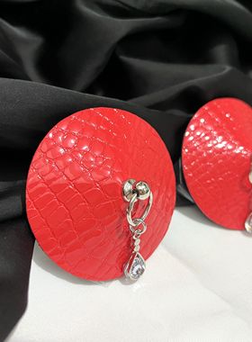 高品质 圆形红色网纹亚克力钻石吊坠合金链乳贴 金属带钻皮革胸贴