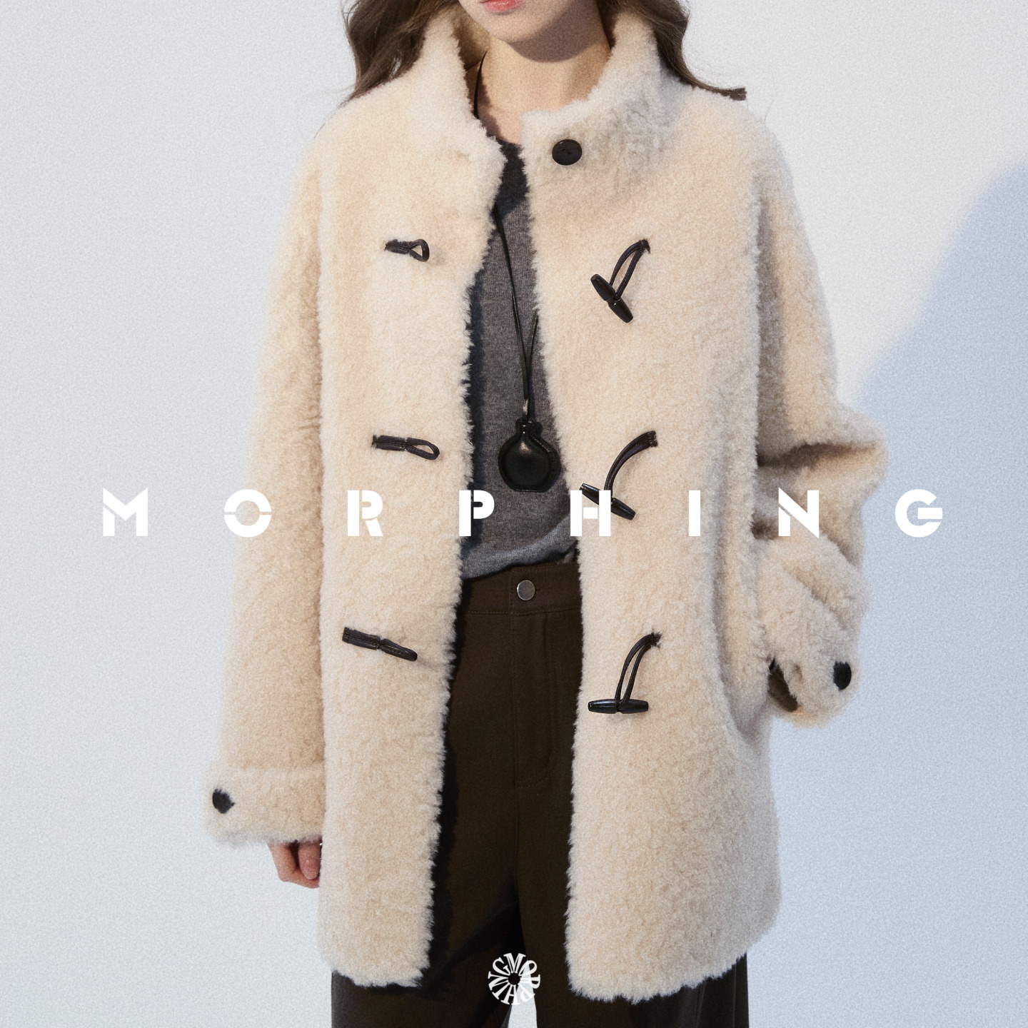 茉斐MORPHING【丹麦雪境】100%绵羊毛牛角扣立领羊羔毛宽松外套女