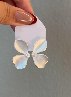 银色哑光花瓣仿珍珠耳钉独特漂亮