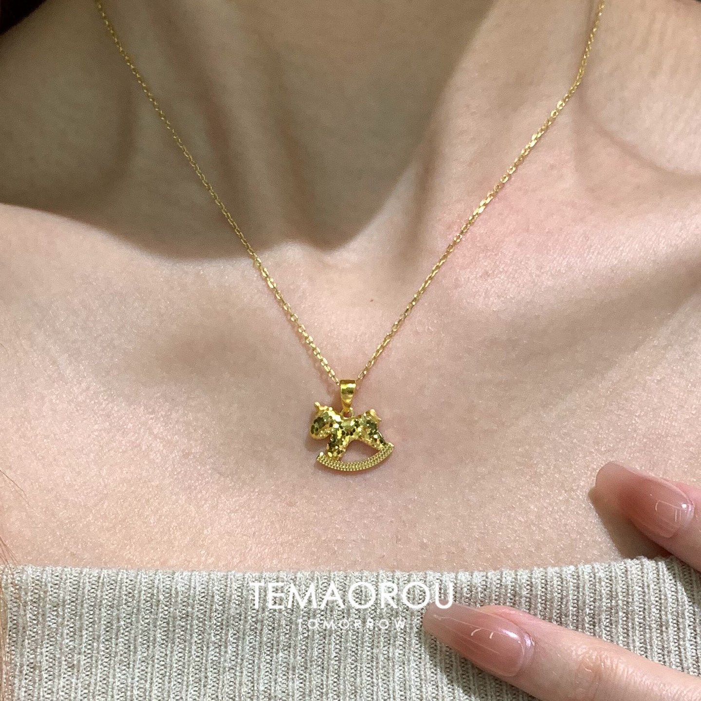 爆闪金色碎冰冰摇摇马吊坠项链女2026马年本命年轻奢高级感锁骨链,饰品/流行首饰/时尚饰品新,项链,淘宝优惠券,粉丝福利购,淘宝优惠卷