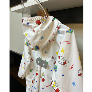 日系轻薄速干透气儿童雨衣防暴雨男女幼儿园防水雨披小学生书包位